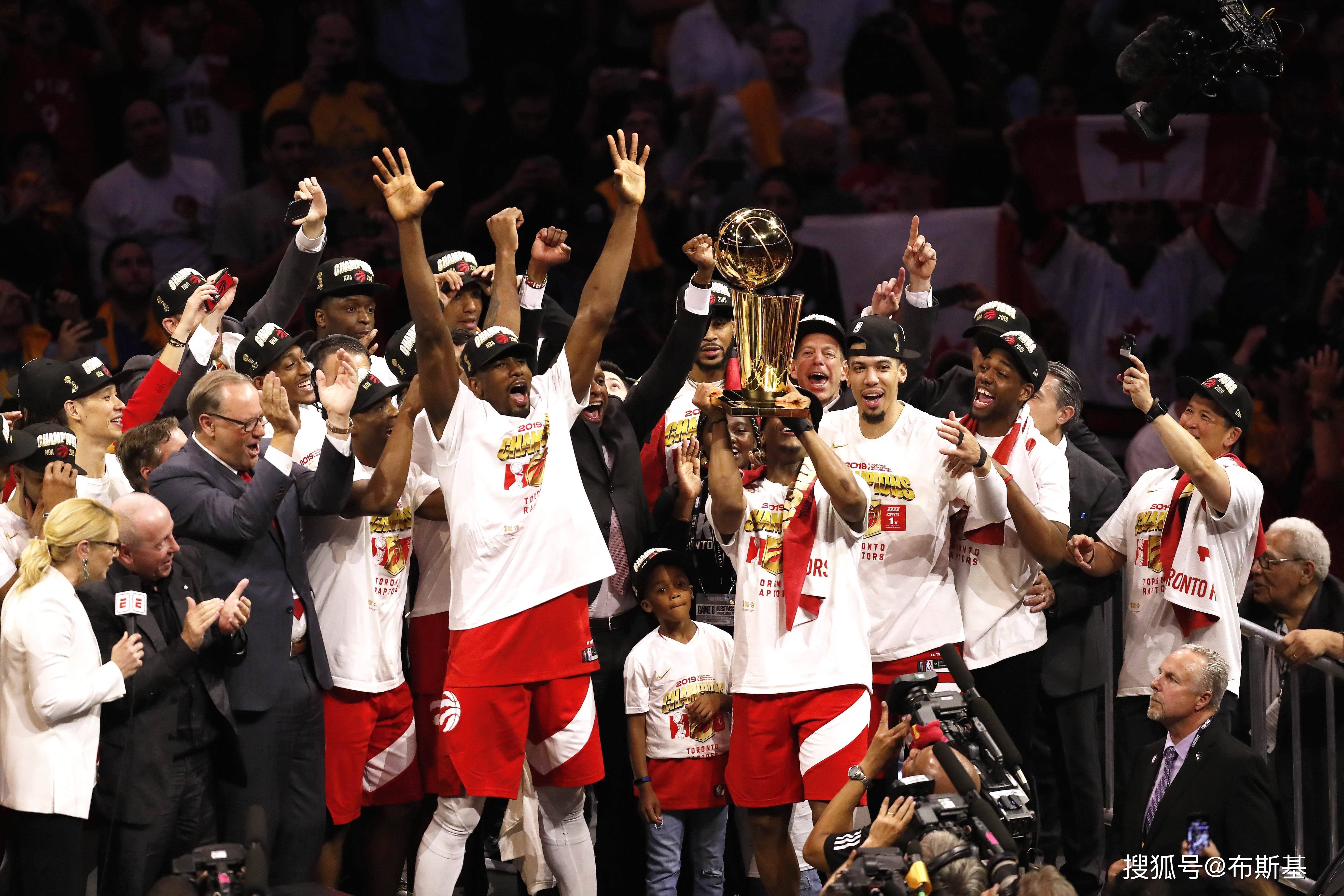 包含转折点多伦多猛龙官宣签约;CBA常规赛窗口期攻防权衡;球迷炸锅;赛程密集仍需轮换的词条九游体育平台